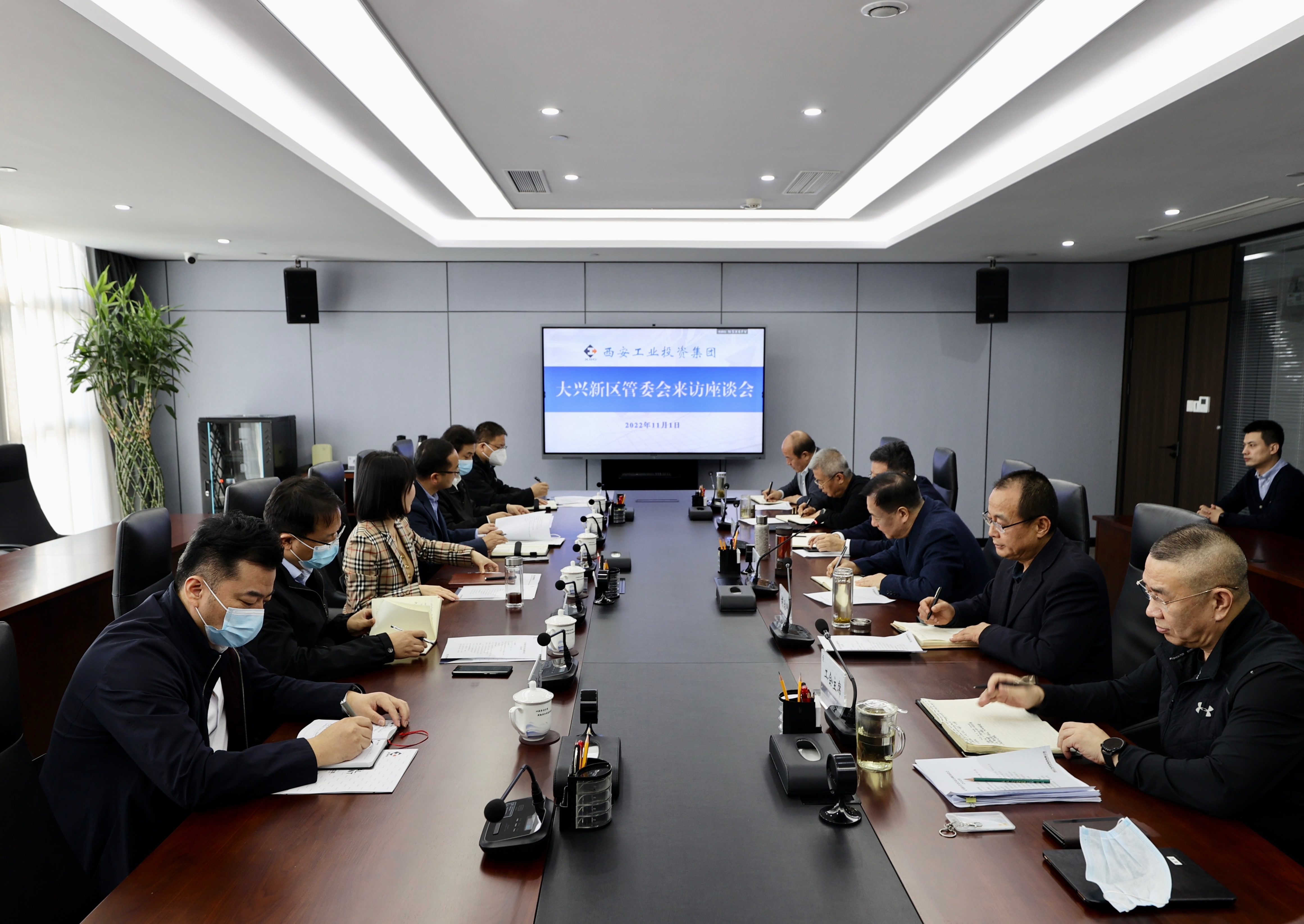 莲湖区委常委武蓉一行到南宫娱乐集团举行事情交流